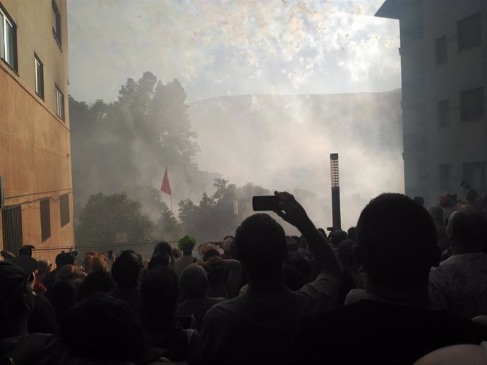 Descarga por las fiestas del Carmen en Cangas del Narcea.