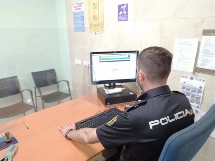 Un agente, en la Comisaría de Policía Nacional de San Andrés