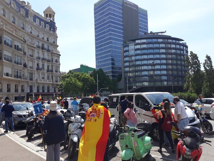 Personas se concentran en la plaza Francesc Maci de Barcelona por la manifestación en coche de Vox