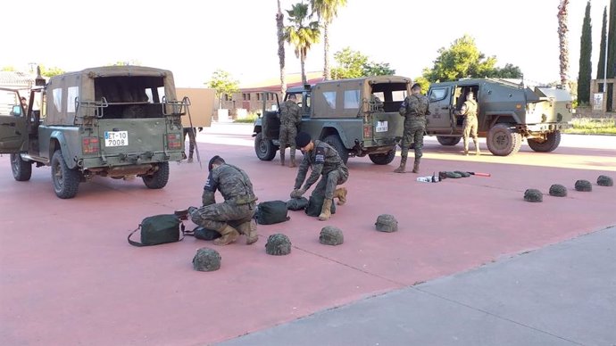 Militares de la Brigada Extremadura XI preparan sus equipos.