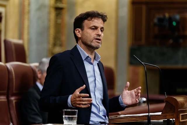 El diputat d'Unides Podem, Jaume Asens, intervé des de la tribuna durant la sessió del Congrés en la qual s'exerceix el control al Govern i es tracta la sisena pròrroga de l'estat d'alarma per la crisi del Covid-19. A Madrid, (Espanya), a 3 de juny