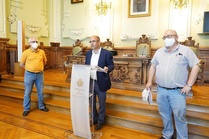 Rueda de prensa del concejal de Movilidad y Espacio Urbano de Valladolid (en el centro) sobre la campaña de aglomerado asfáltico.