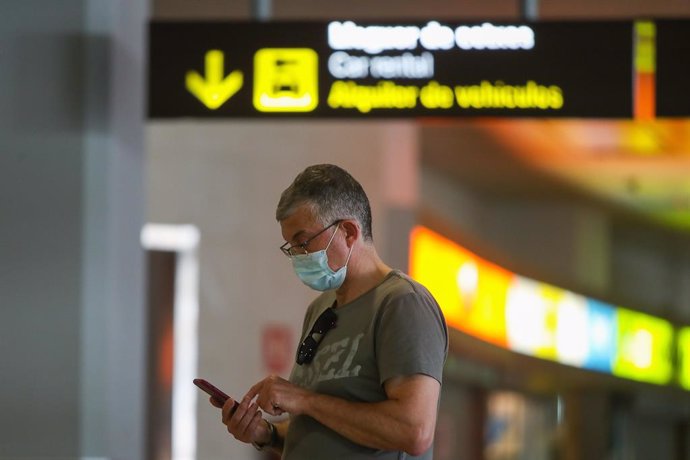 Una persona espera en el interior del aeropuerto de Manises (Valencia) la llegada del primer vuelo internacional desde que se decretó el confinamiento por la crisis sanitaria, donde la aeronave ha aterrizado unos minutos antes de las 14 horas. El vuelo 