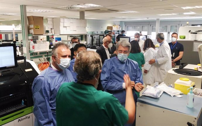 El presidente de Canarias, Ángel Víctor Torres, y el consejero de Sanidad, Julio Pérez, en una visita al Hospital de La Candelaria