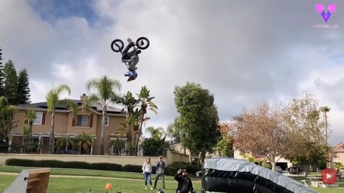 Un niño de ocho años hace una asombrosa voltereta en el aire con su bici