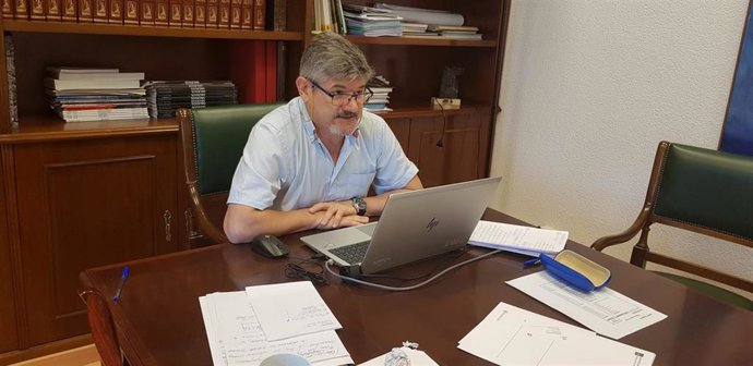 El director xeral de Planificación e Ordenación Forestal, José Luis Chan, en una reunión telemática sobre la elaboración del Inventario Forestal Continuo de Galicia.