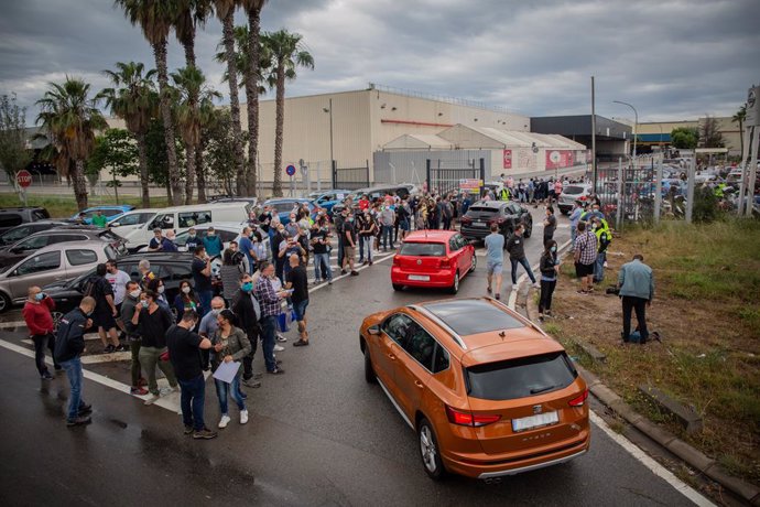 Treballadors de Nissan Motor Ibrica, en la Zona Franca de Barcelona, surten en els seus vehicles de la seva rea de treball per formar part d'una de les marxes lentes que s'han convocat durant el dia