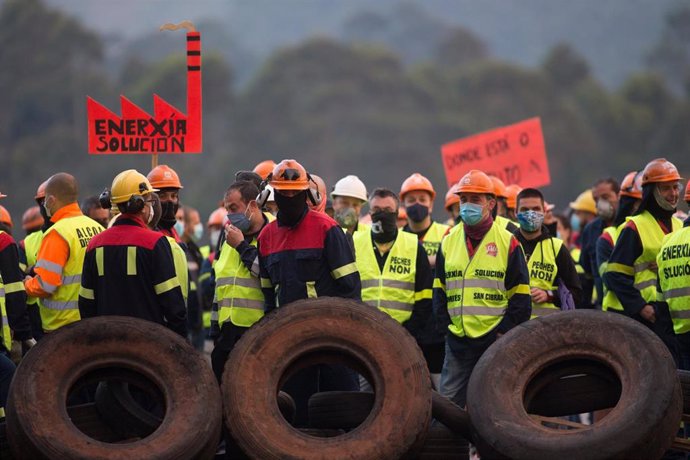 Participantes con neumáticos en la manifestación del comité de empresa de Alcoa tras el anuncio del despido colectivo de hasta 534 trabajadores de los 610 de sus dos factorías en San Cibrao