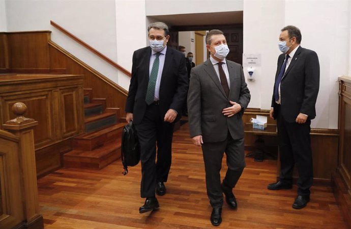 El consejero de Sanidad, Jesús Fernández, y el presidente de C-LM, Emiliano García-Page, entrando al pleno de las Cortes.