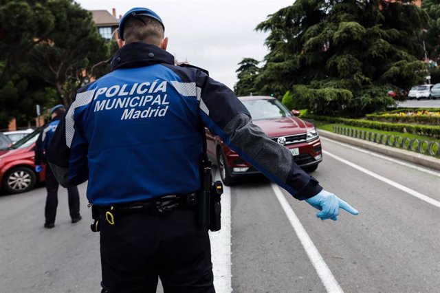 Agentes de la Policía Nacional de Madrid efectúan controles de tráfico y circulación urbanos