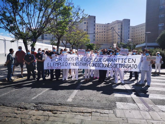 Concentración de trabajadores de la limpieza frente al Hospital General de Alicante