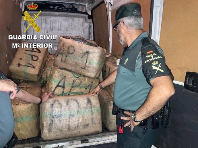 Fardos de droga intervenidos por la Guardia Civil.