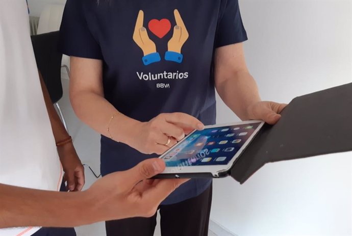 Voluntarios de BBVA y Cruz Roja impartirán formación digital a personas mayores en España
