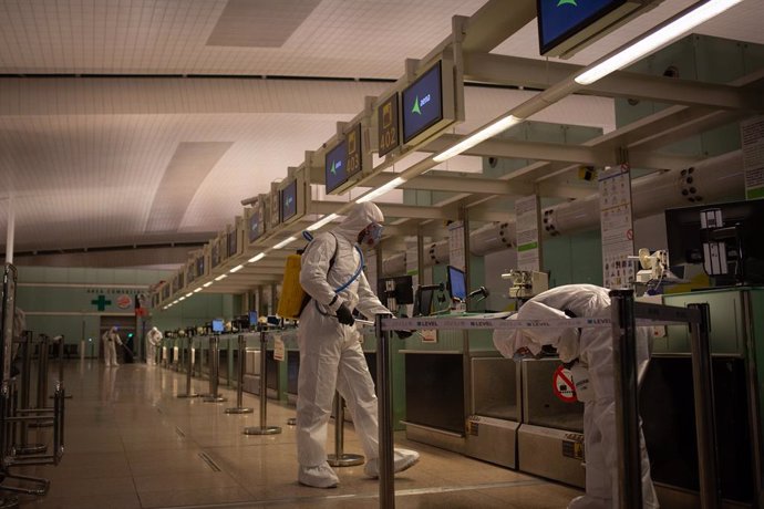Agents de la Unitat Militar d'Emergncies (UME) desinfecten l'Aeroport del Prat en el marc de l'operació de lluita contra la propagació del coronavirus, a Barcelona/Catalunya (Espanya), a 19 de mar de 2020.
