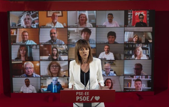 La candidata del PSE a Lehendakari, Idoia Mendia, junto con los candidatos a las eleccciones vascas.