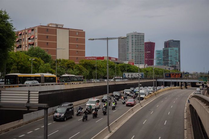 Trabajadores de Nissan Motor Ibérica, en la Zona Franca de Barcelona, a su paso por la Gran Vía de L'Hospitalet en una de las marchas lentas que se han convocado durante el día y que finalizarán en la embajada de Japón (Avenida Diagonal) como protesta p