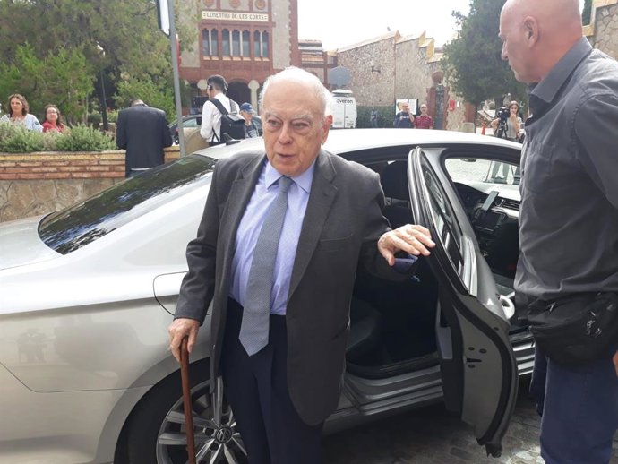 El expresidente de la Generalitat Jordi Pujol llegando al Tanatorio de Les Corts