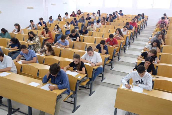 Examen de la convocatoria de septiembre de Selectividad en la Universidad de Sevilla, foto de archivo