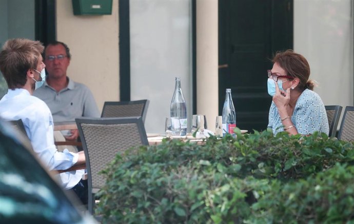 Christian de Hannover come en una terraza con su suegra, Elizabeth Foy Vásquez