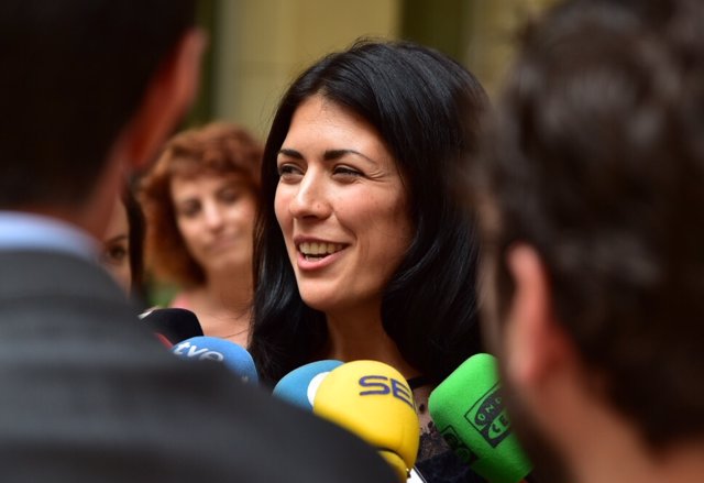 La diputada d'Unides Podem, Naiara Davó, atén els mitjans