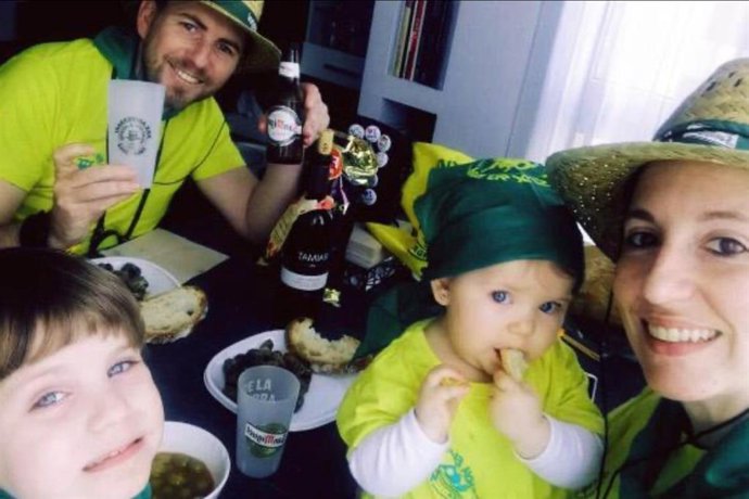 Una familia de Lleida celebrando una caracolada en casa