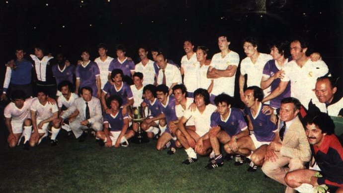 Los jugadores del Real Madrid y del Castilla posan tras la final de la Copa del Rey de 1980
