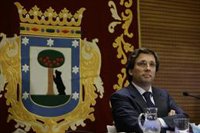 Almeida recuerda a Ecologistas ampliación de carril bus, bicis eléctricas o ayudas para sustituir calderas en su mandato