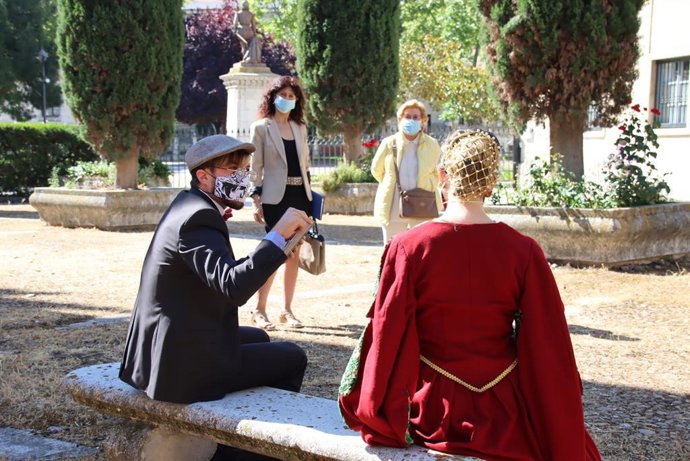 La concejal de Cultura y Turismo del Ayuntamiento de Valladolid, Ana Redondo, asiste a una de las rutas turísticas nuevas.