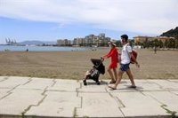 La Junta llama a los primeros auxiliares para su plan de playas que Vox compara con el Plan E de Zapatero