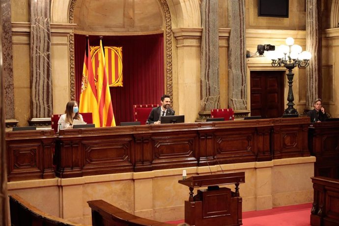 Pleno del Parlament y su presidente, Roger Torrent, en la sesión del 4 de junio.