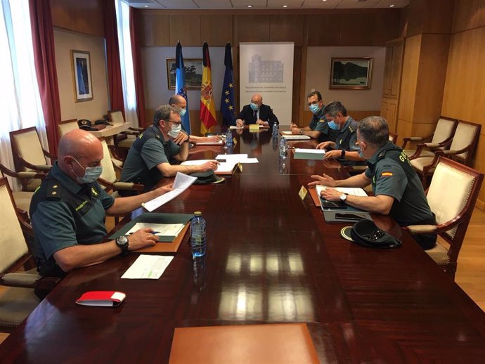 El delegado del Gobierno, Javier Losada, mantiene una reunión con miembros de la Guardia Civil sobre el proceso de desescalada