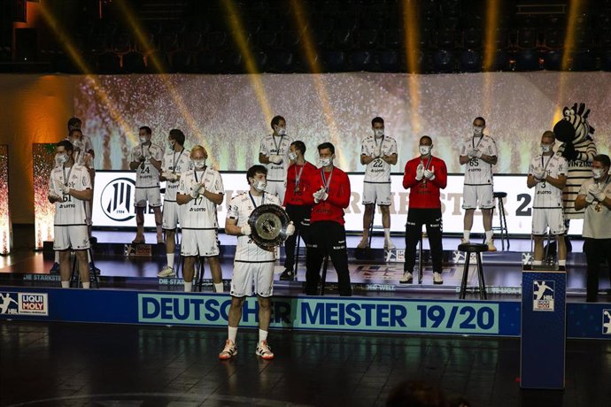 Los jugadores del THW Kiel con su trofeo de campeones de la Bundesliga alemana de balonmano