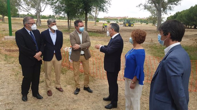El alcalde de Sevilla, Juan Espadas, y el director general de Endesa, Francisco Arteaga, entre los que han visitado el entorno del parque Infanta Elena