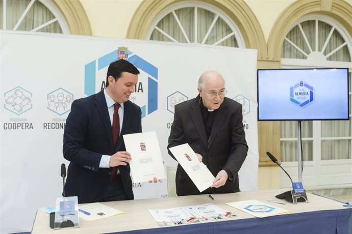 El presidente de la Diputación de Almería junto al obispo de Almería