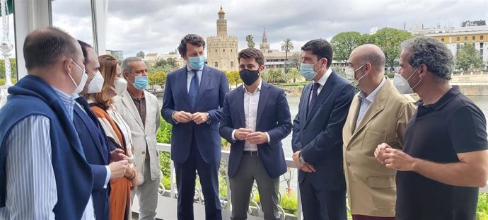 Beltrán Pérez con miembros del "consejo de ciudad" del PP