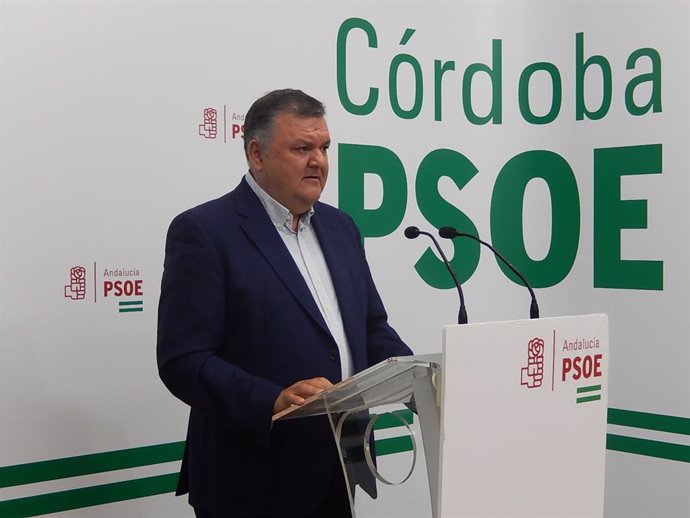 El secretario de Mundo Rural, Política Agraria y Pesca del PSOE de Córdoba, Francisco Zurera, en la sede provincial de su partido.