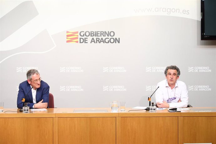 El director general de Asistencia Sanitaria de Aragón, José María Abad, y el director general de Salud Pública, Francisco Javier Falo.