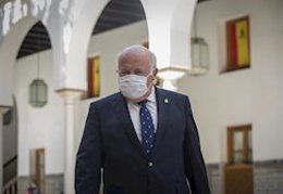 El consejero de Salud, Jesús Aguirre, por los pasillos del Parlamento. Imagen de archivo.