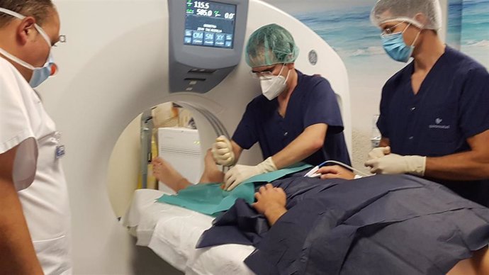 Quirónsalud Marbella celebra el éxito de una novedosa intervención para tratar un tumor de apenas 3 milímetros en la rodilla
