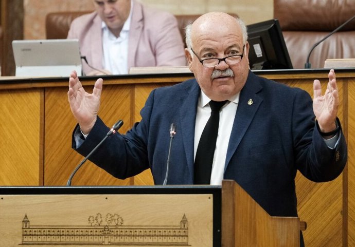 El consejero de Salud y Familias de la Junta de Andalucía, Jesús Aguirre, en el Pleno del Parlamento andaluz.
