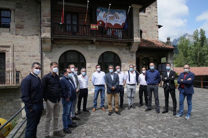 El consejero de Innovación, Industria, Transporte y Comercio, Francisco Martín, ha presentado hoy en Tama el despliegue de la fibra óptica en Liébana