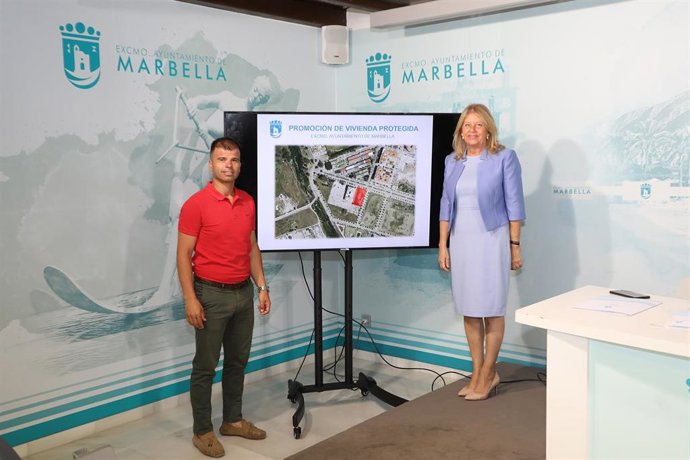 La alcaldesa de Marbella, Ángeles Muñoz, y el edil de Obras, Diego López, durante la presentación de la construcción de 73 viviendas