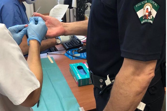 Un agente de la Policía Local de Alcalá de Guadaíra sometiéndose a un test de coronavirus