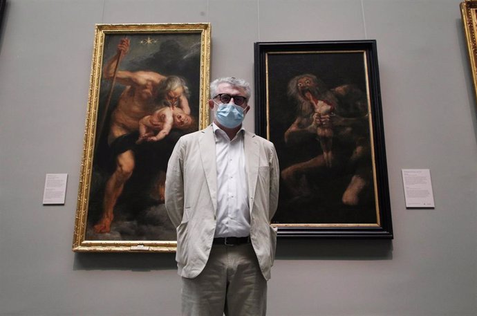 El director del Museo del Prado, Miguel Falomir, posa al lado de dos obras durante la presentación de la reapertura del Museo del Prado