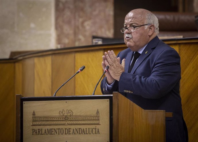 El consejero de Salud y Familias de la Junta de Andalucía, Jesús Aguirre, en el Pleno del Parlamento.