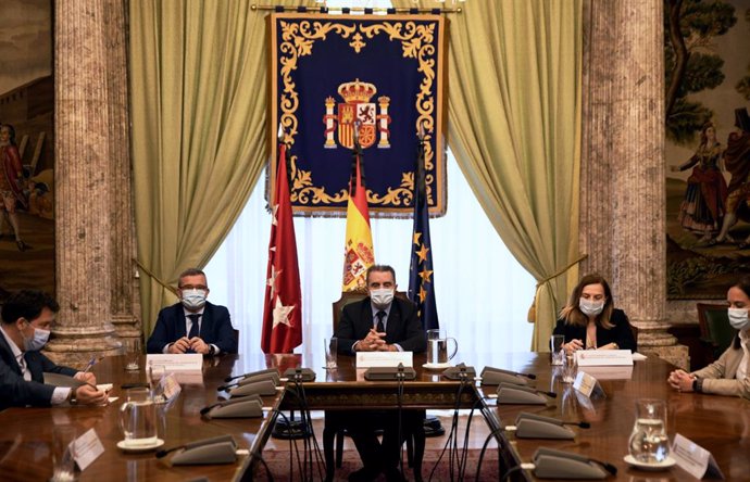 El delegado del Gobierno en Madrid, José Manuel Franco, preside la rueda de prensa que ha mantenido con alcaldes de la región.  