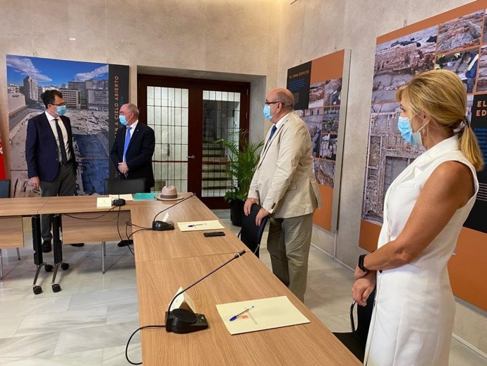 El alcalde de Murcia, José Ballesta, junto al presidente del Colegio de Médicos de la Región, Francisco Miralles