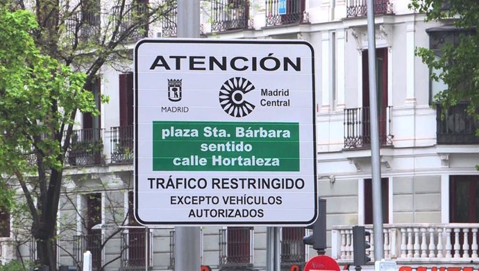 Una señal de Madrid Central en la que se lee 'Tráfico restingido excepto vehículos autorizados'