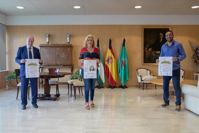 El presidente de la Diputación de Sevilla, Fernando Rodríguez Villalobos, y la alcaldesa de Castilleja de la Cuesta, Carmen Herrera, presentan, en el organismo provincial, las nuevas ayudas a autónomos.