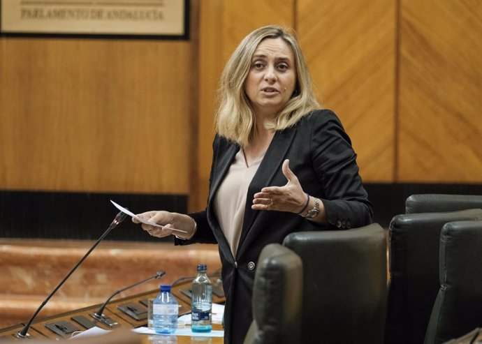 La consejera de Fomento, Marifrán Carazo, este jueves en el Pleno del Parlamento de Andalucía. 